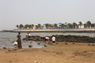 湛江海边沙滩上的休闲人群