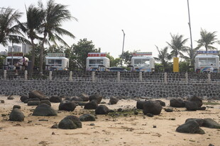 湛江海边沙石与远处建筑场景