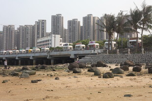 湛江海滨城市沙滩与高楼景观