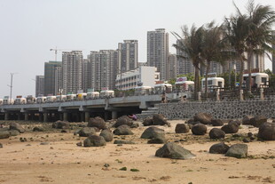 湛江海滨城市沙滩与高楼景观