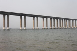 湛江海上长桥横跨辽阔水域