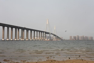 湛江跨海大桥横跨海面景象