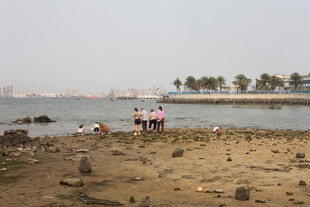 湛江海边沙滩上的休闲人群