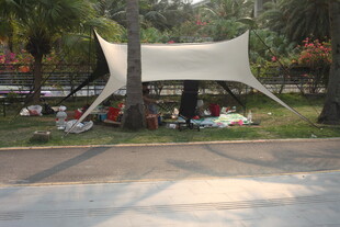 湛江户外草坪下的休闲露营场景