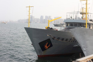 湛江渔船停泊于海面