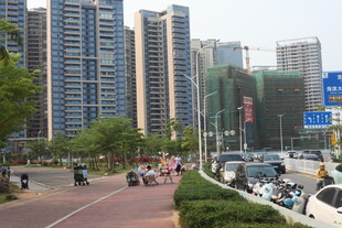 湛江城市街道旁的高楼与行人