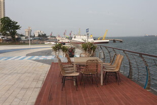 湛江海滨露台休闲桌椅景观