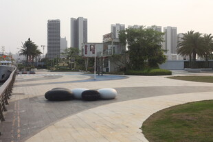 湛江城市广场中的现代景观