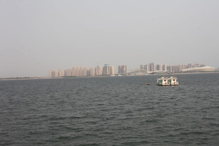 湛江海上城市景观与船只