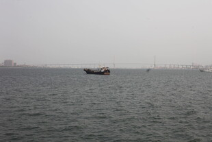 湛江海上孤舟 浩渺水域之景