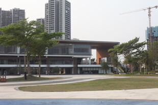 湛江城市中的现代建筑与绿化