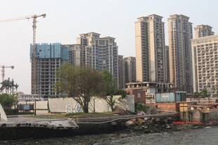 湛江城市河畔高楼建筑群