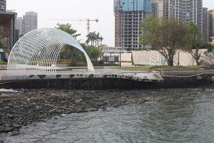 湛江城市河畔的现代半球形建筑