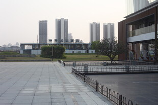 湛江城市广场与远处高楼景观