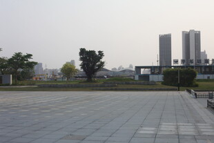 湛江城市广场与远处高楼景观