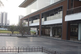 湛江校园建筑前的开阔空地