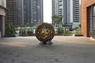 湛江城市广场中的金属球形雕塑