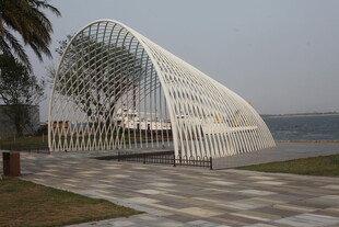 湛江湖畔白色拱形景观建筑