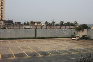 湛江空旷停车场及周边景象