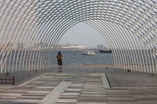 湛江海边拱形通道下的独行者