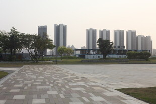 湛江城市广场与远处高楼景观