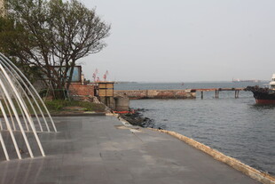 湛江海滨步道与水上船只景观