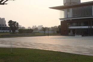 湛江黄昏下的现代建筑与草坪