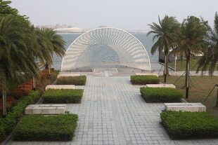 湛江园林景观中的拱形建筑与绿植