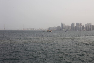 湛江海上远眺城市建筑群