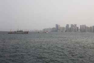 湛江海上远眺城市天际线