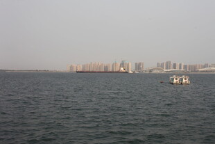 湛江海上远眺城市建筑群