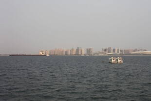 湛江海上远观城市建筑群