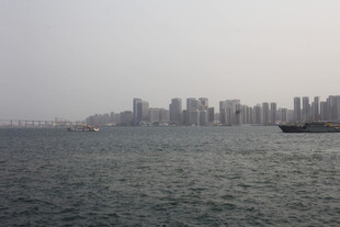 湛江海上望城市高楼与船只