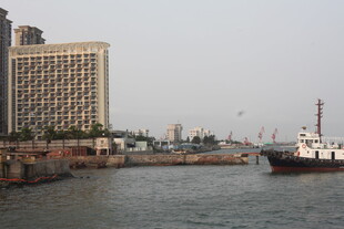 湛江港口景象 船只与高楼相伴