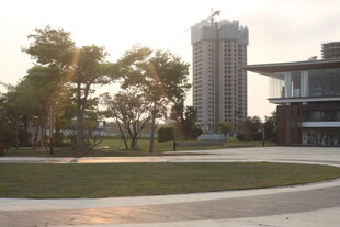 夕阳下的校园建筑景观