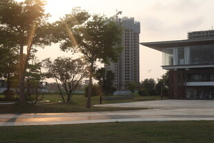 湛江夕阳下的校园建筑景观