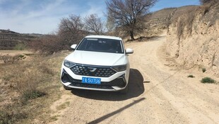 越野汽车行驶在山间土路