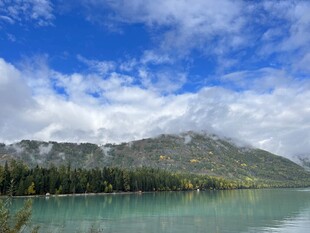 湖畔青山蓝天白云美景