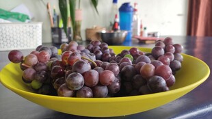 黄盘中的紫葡萄