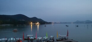 黄昏下宁静的海港码头