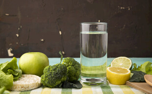 清新果蔬与玻璃杯中的水