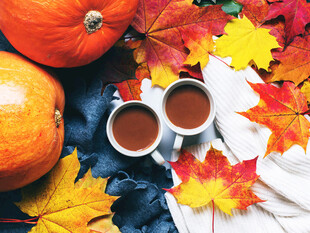 秋日暖饮与缤纷落叶相伴