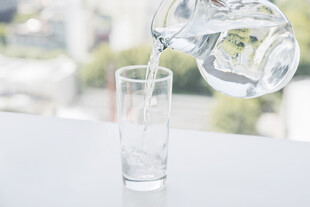 水正倒入透明玻璃杯中