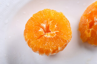 剥开的新鲜橘子