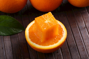 切开的新鲜橙子展示