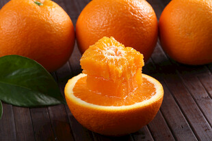 剥开的鲜橙与完整橙子