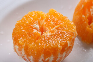 剥开的新鲜橘子