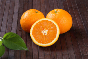 新鲜橙子摆放在木质背景上