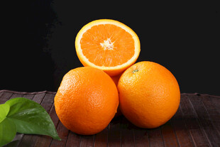 新鲜橙子摆放在木桌上