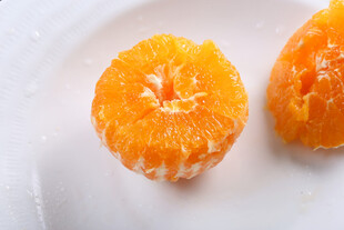 剥开的新鲜橘子果肉